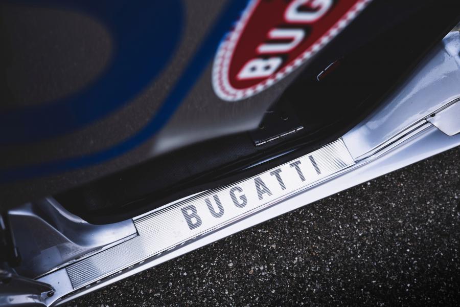 Детали интерьера Bugatti EB110 SS IMSA 1995 года  (фото 11 из 21)